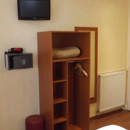 De La Place Des Alpes מלון