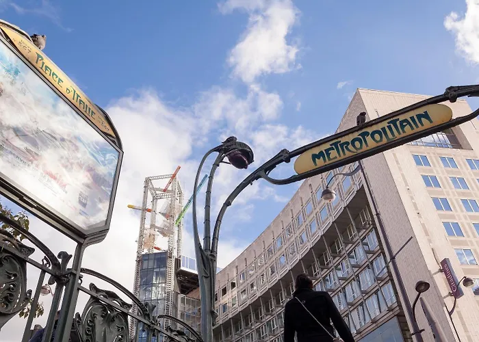 De La Place Des Alpes